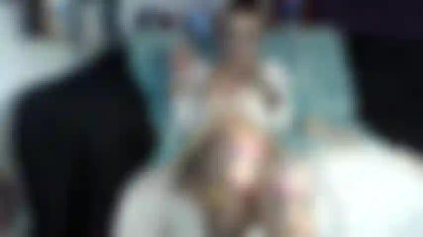 Fumo y juego con dildo, maquillaje cosplay vikingo.