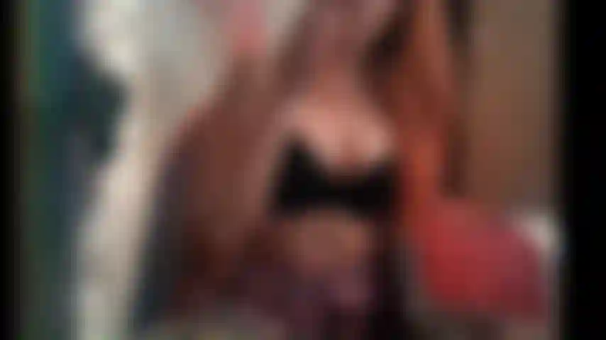 Esposa milf fuma y se frota.