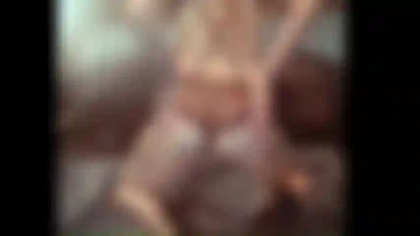 Milf toma un juguete de la bbc, chupa y folla.