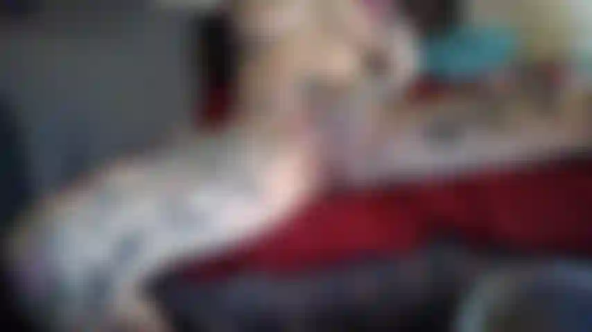 Follándome profundamente con un juguete grueso.