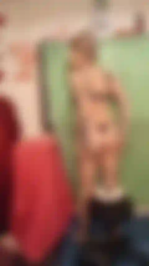 Cake sentada con vista de cuerpo entero.