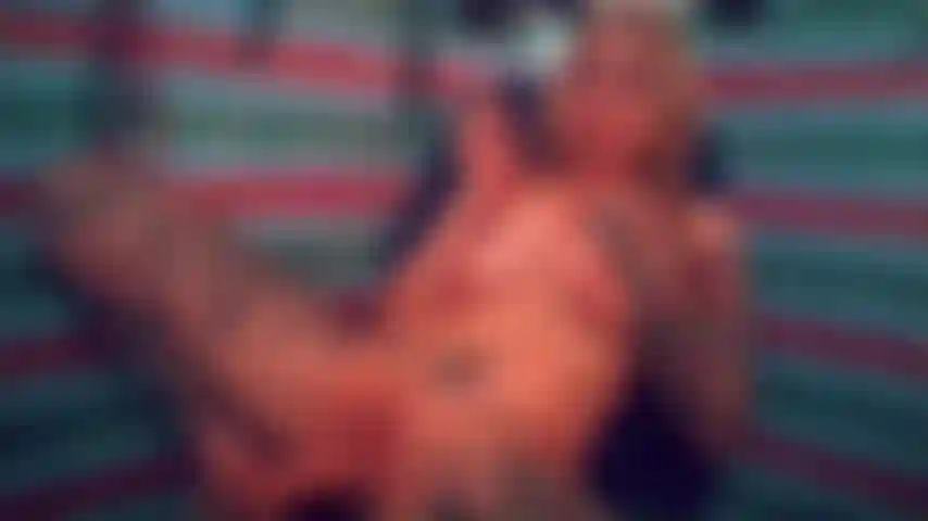 Fumo mientras me follan profundamente.