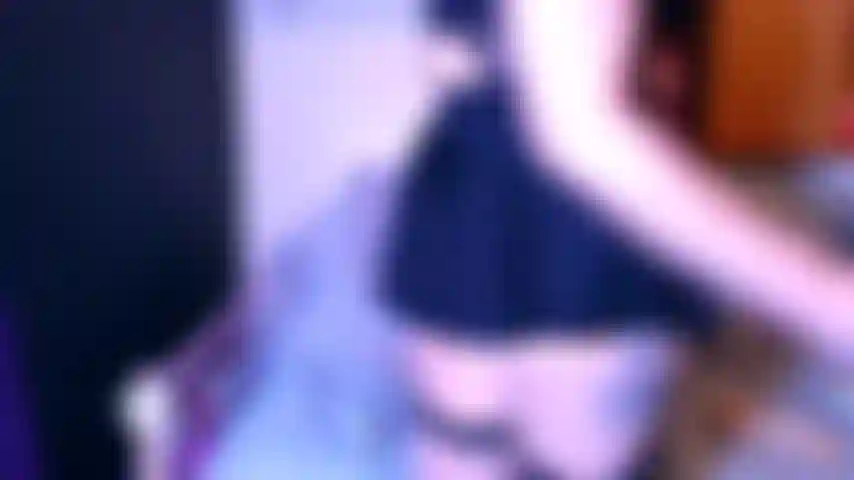 ¿Cómo se ve mi culo con esta falda?