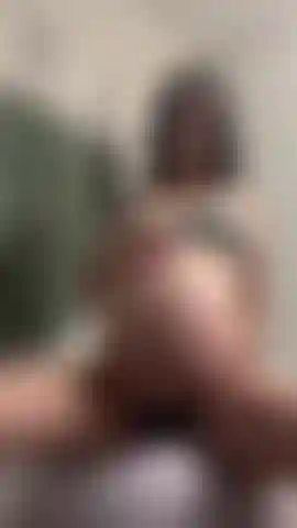 Frotándome el vientre mientras rebote y ruedo sobre una pelota de yoga.