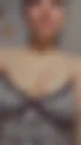 Jugando con mis tetas.