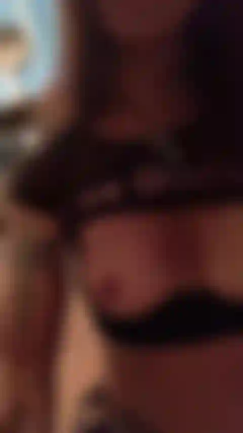 Aprieta fuerte mis pezones papi.