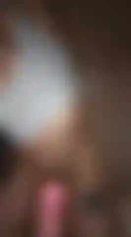 Estamos en casa solo tú y yo, te digo lo delicioso que se ve tu polla, la lamo y me la monto con mi coño apretado y tu polla dentro de mí se siente deliciosa.