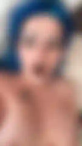 Gótica hablando sucio mientras se folla con un dildo suplicando por tu corrida.
