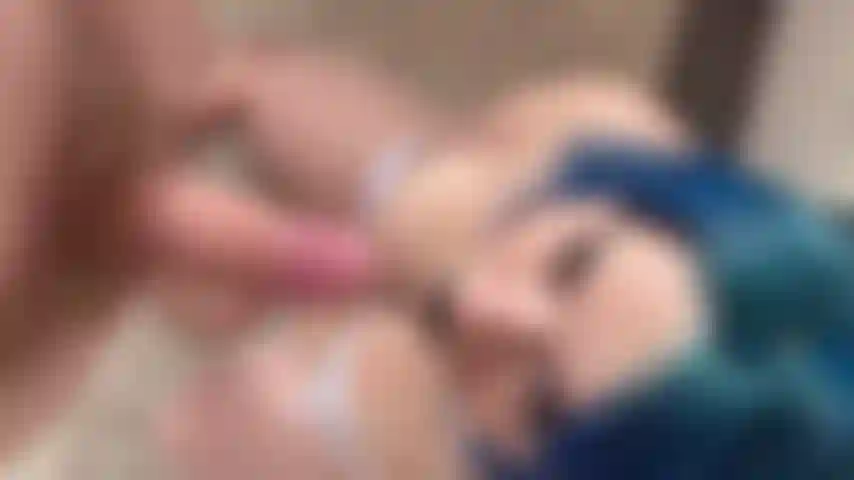 Chica gótica de rodillas chupándote la polla como una buena chica.