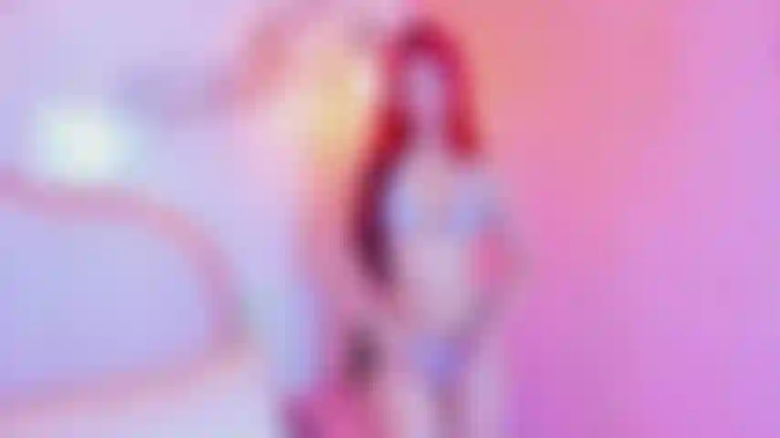 Chupo los pies con mucha saliva y me follo el coño al mismo tiempo.