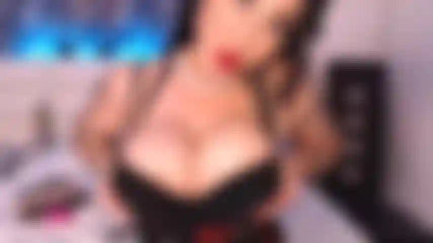 Follar con dildo entre las tetas..Primeros planos de mi coño, frotando mi enorme clítoris con juguetes. Los dedos de los pies provocando a la cámara. ¡Córrete encima de mí! 💦.