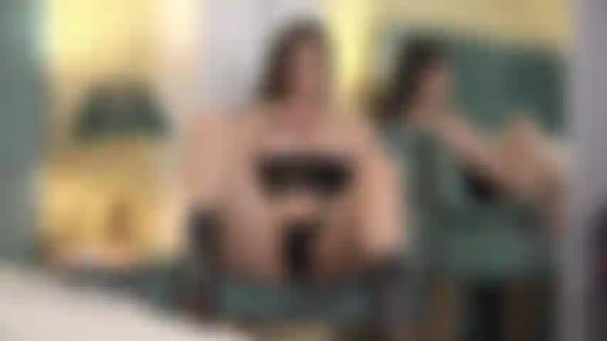 Vestida de latex, jugando con mi gatita.