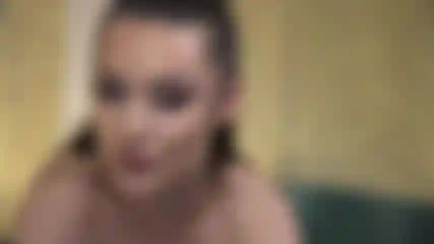 Me encanta babear sobre ella, sobre mi lengua en el espejo.