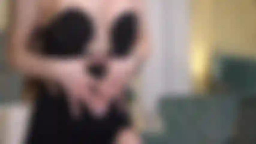 Dándote la oportunidad de desnudar a la diosa absoluta mientras te provoca como nunca antes.