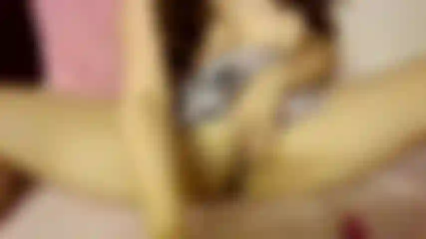 Mira a tu camgirl asiática favorita jugar con un consolador enorme en su apretado coño.