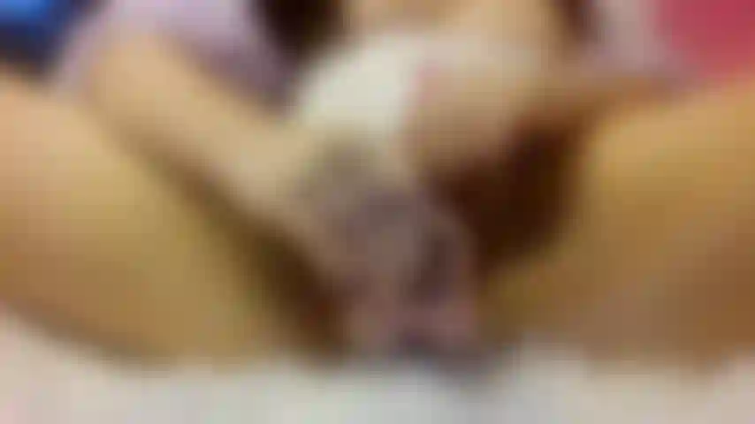 Juega con el coño de tu muñeca sexual asiática y haz vibrar su coño.