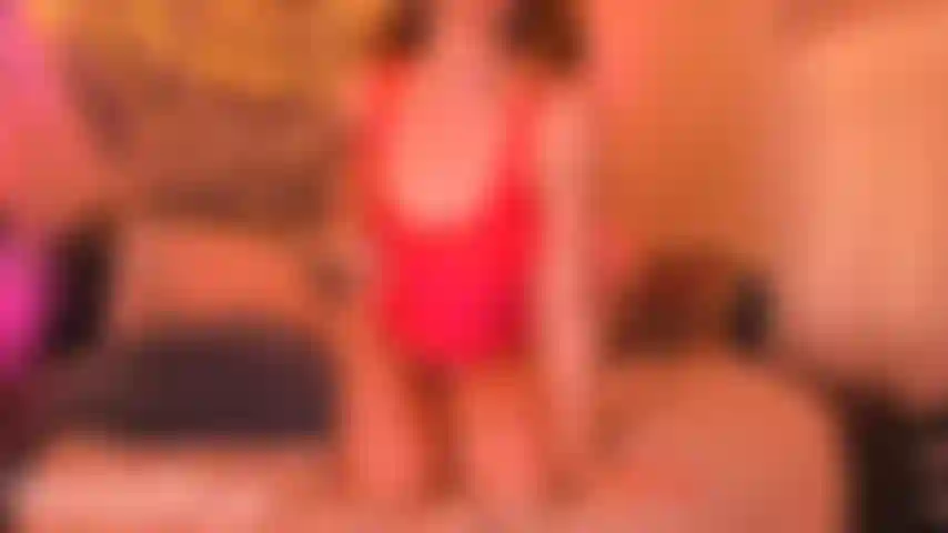 Sacudiendo mis tetitas y frotando mi coño para hacer que tu enorme polla se corra para mi.