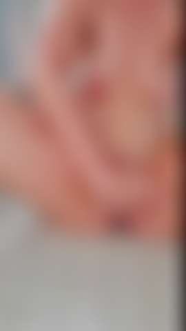 Masturbándome en el suelo de la ducha, dedos mojados, alcachofa de la ducha, gritos.