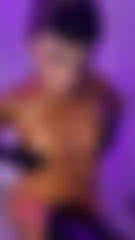 Traje de látex dorado y botas, juego y adoración de coño hitachi.