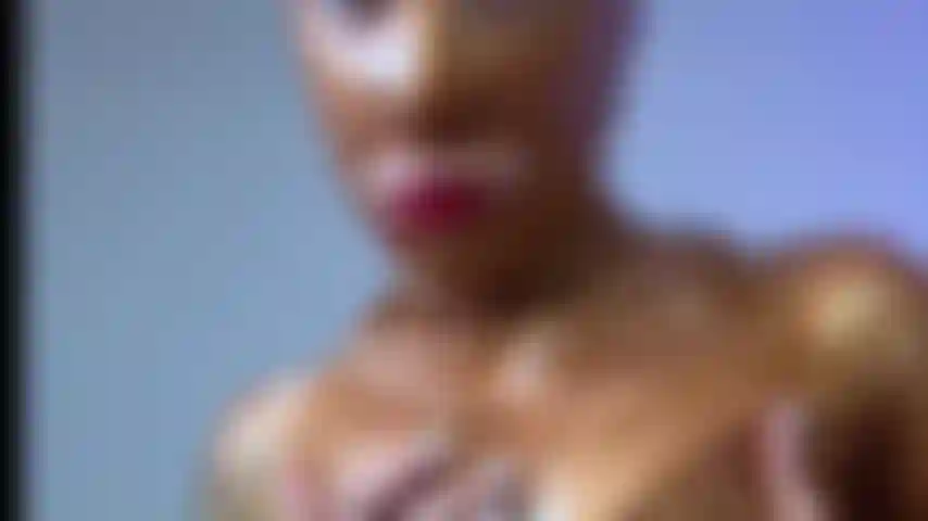 Cuerpo de traje de gato de látex dorado con coño expuesto.