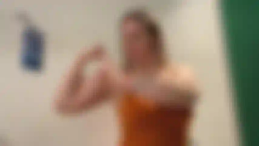 Flexionando mis músculos, exprimiendo plátano.