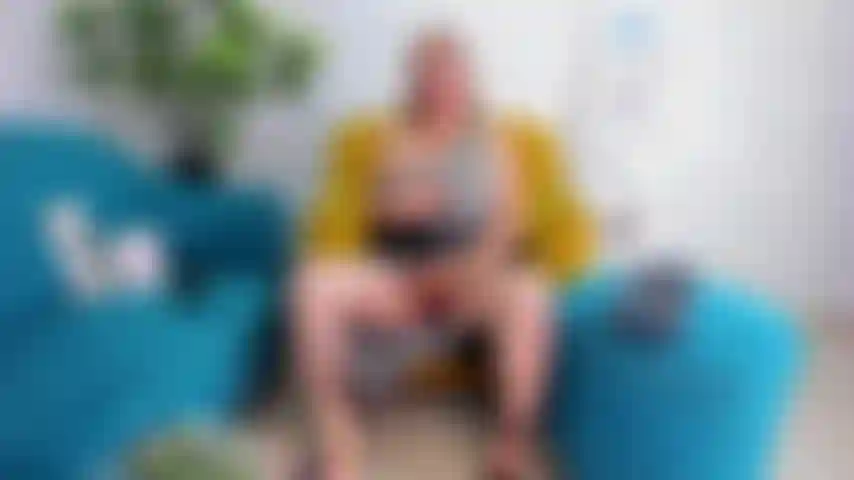 Jugando_en_mi_sofa_con_mis_juguetes.