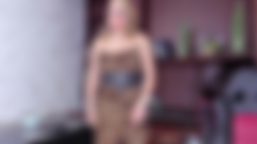 Las tetas de esta secretaria están listas para ti.