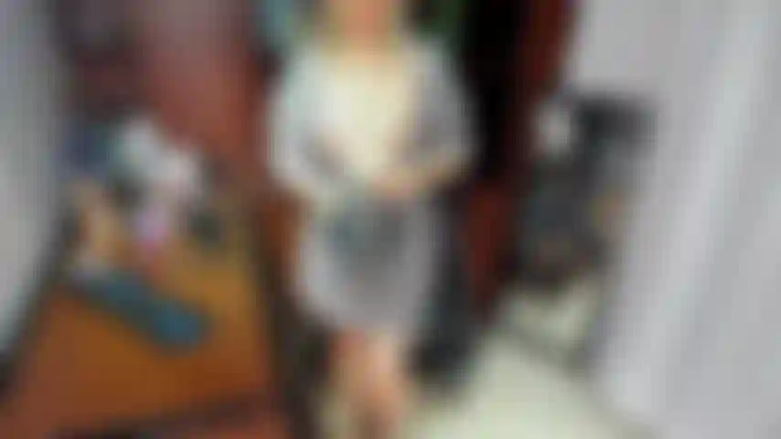 Desabotonándome_el_vestido.
