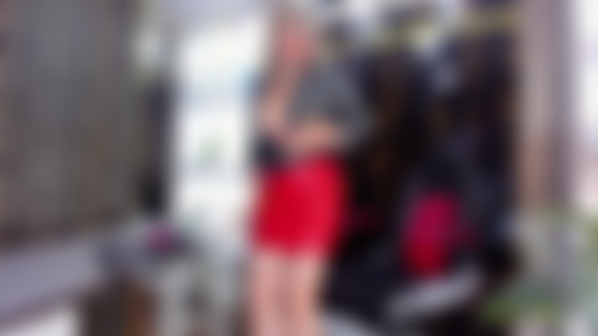 Falda_de_cuero_rojo_en_la_oficina.