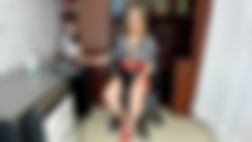 Estas dispuesta a follar en mi oficina.