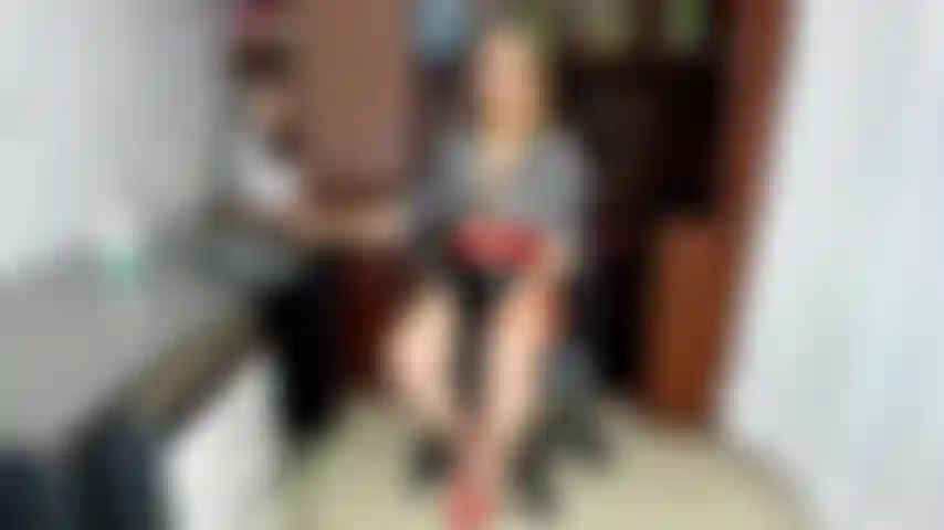 Estas dispuesta a follar en mi oficina.