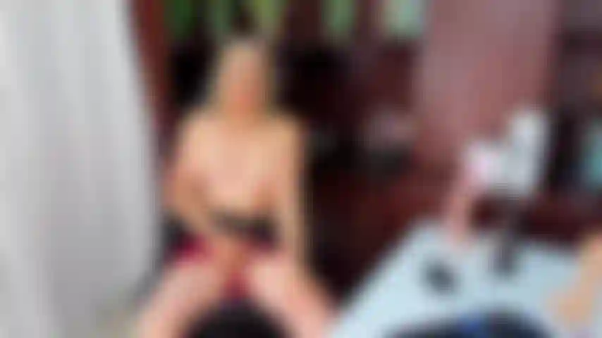 Poniendo_el_dildo_más_grande_en_la_oficina.