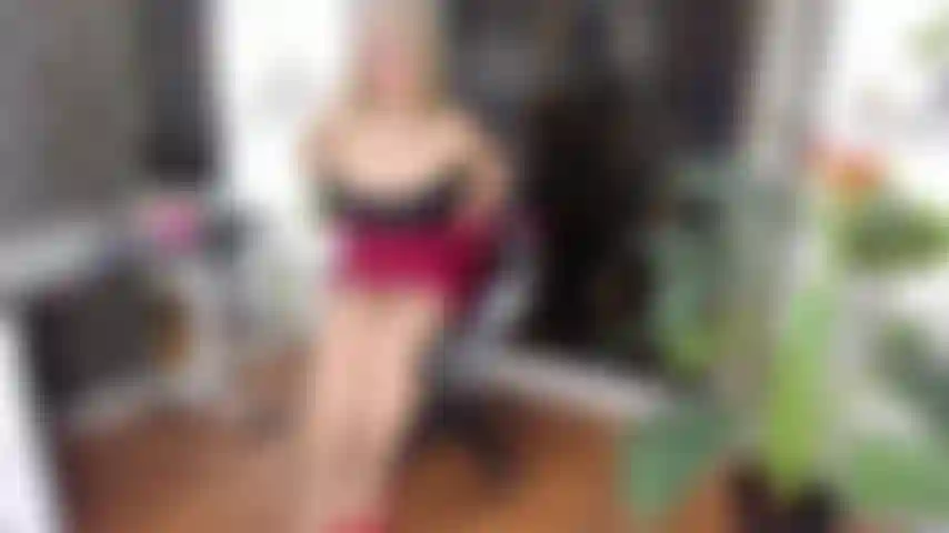 Quieres follar con una madura caliente en la oficina.