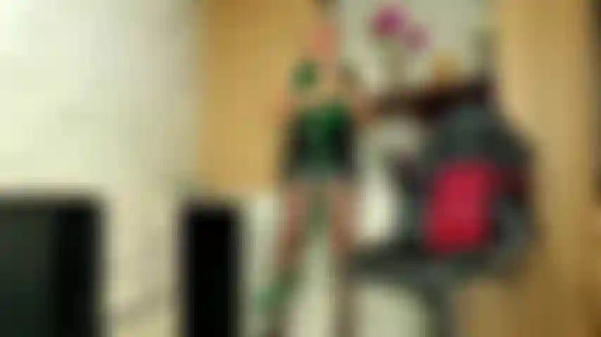 La secretaria se calienta con sus vibraciones y se toca el culo con los dedos.