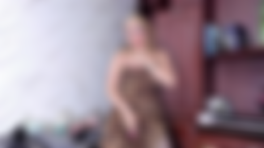 Todo dispuesto a dañar el escritorio de mi jefe.