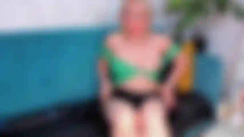 Tocándome_en_la_sala_de_estar_con_mi_juguete.