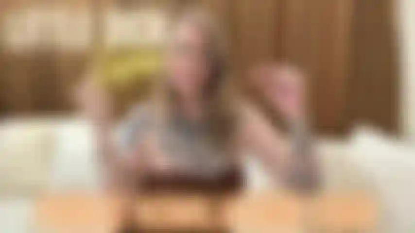 Tarea de sexo público con polla pequeña.