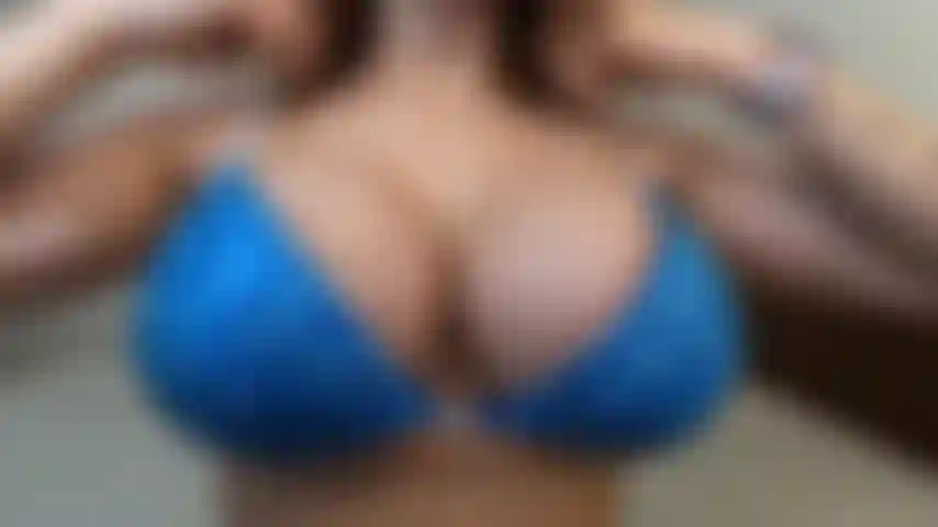 Enormes tetas rebotando. Hd. Cámara lenta. 120 Fps.