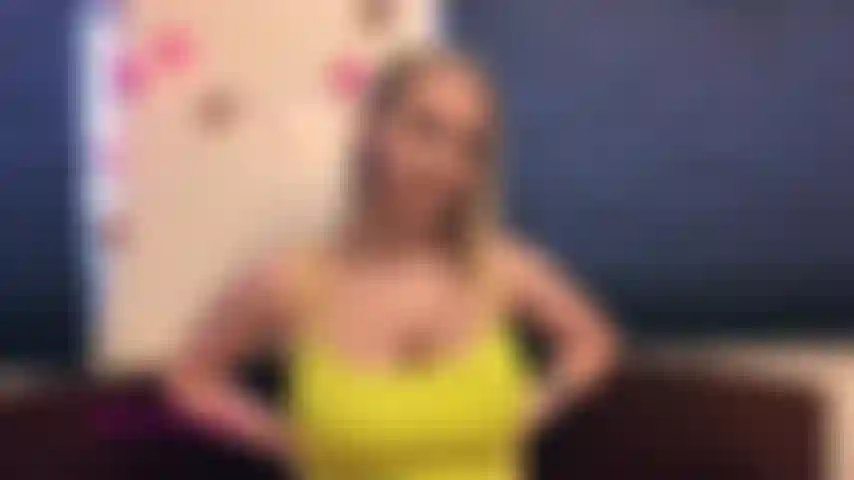 Las enormes tetas de la madrastra comienzan a filtrarse a través de su camisa cuando te descubre mirándolas. Los chicos buenos pueden ir al cielo, pero los chicos malos reciben mucha leche rociada por ellos.