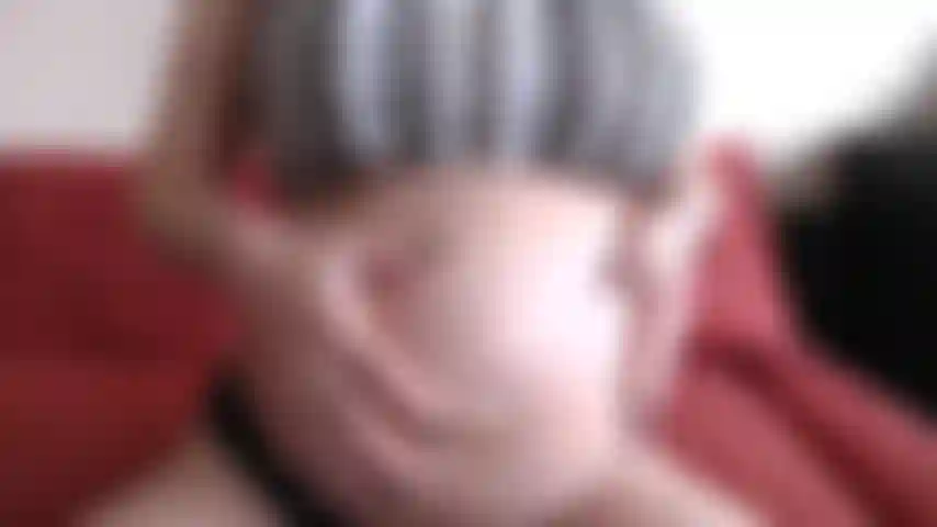 Lentos y sensuales roces y caricias en el vientre. Mostrando mi gran y redonda barriga de embarazada de 7 meses y enormes tetas de tamaño g. Primeros planos extremos de mi ombligo asomando y mis pezones oscurecidos.