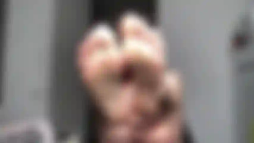 ¡Desnuda provocando con suelas!