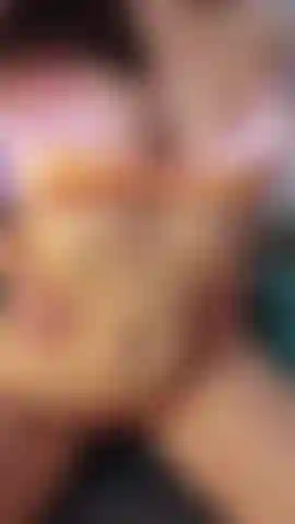 La desesperación te queda bien. Desbloquea si crees que puedes con mis curvas rebotando arriba y abajo. Entierra tu cara entre mis tetas y mis axilas. Impresióname.