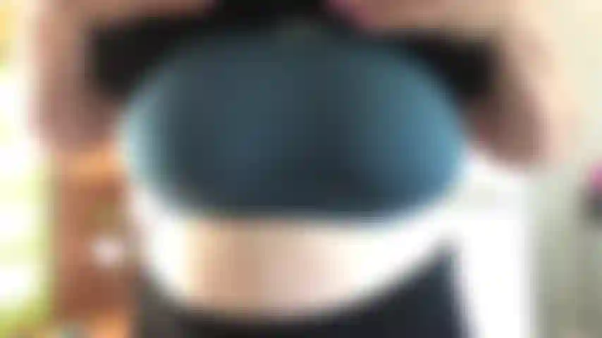 Con grandes tetas caídas y temblando salvajemente.