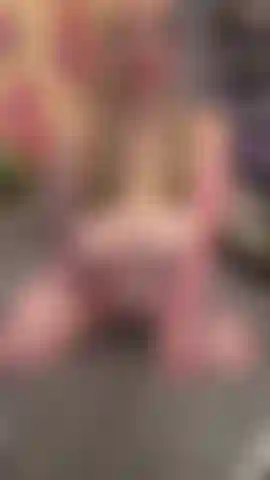 De rodillas desnuda.