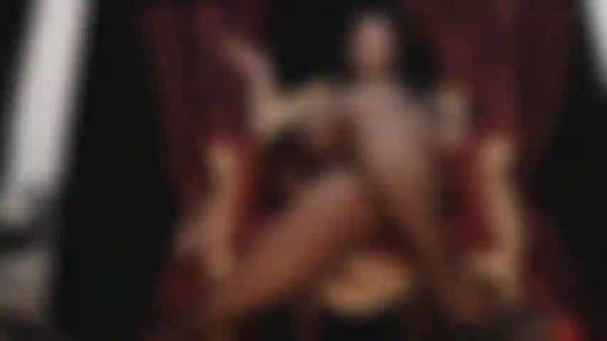 Con los pies colgando, volviendo loco tu pequeño clítoris con los dedos de mis pies.