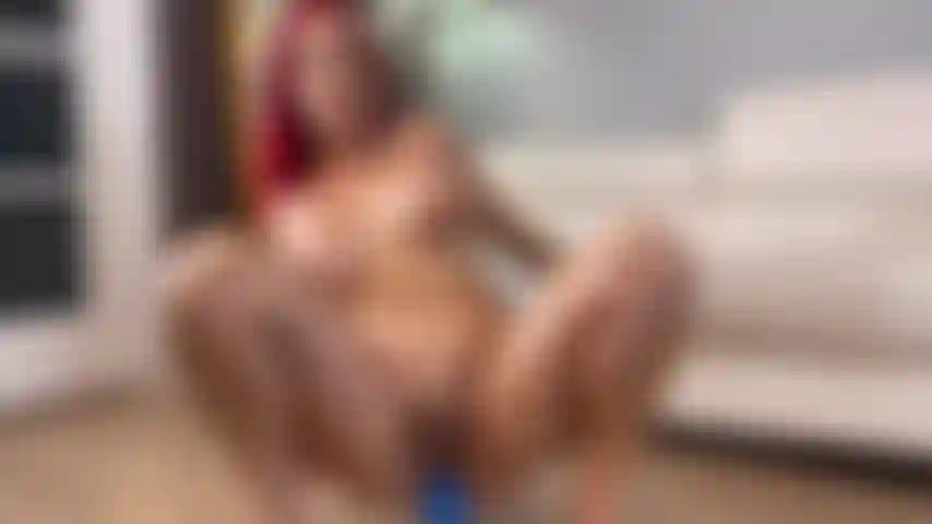 Montando mi gran consolador de dragón feroz vaquera inversa.