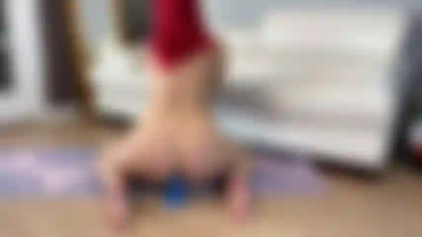 Vaquera montando mi gran consolador de dragón feroz.