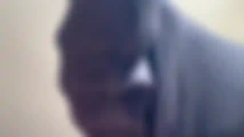 Pov sentada en la cara en falda con pantimedias y