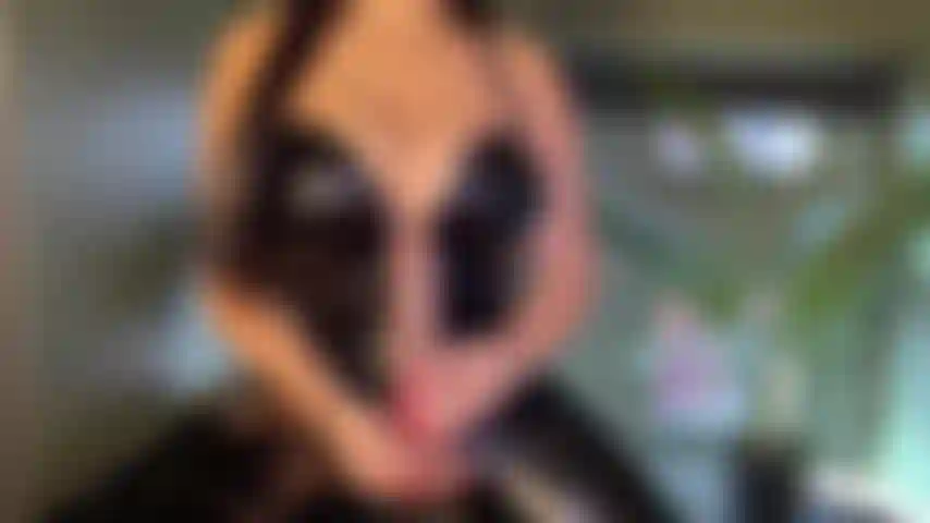 Grandes tetas aceitadas follando este grueso dildo de bbc.