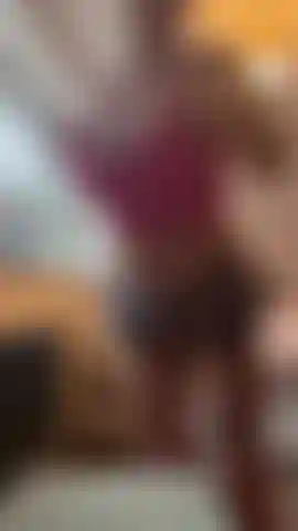 Solo un pequeño jugueteo montando el dildo.